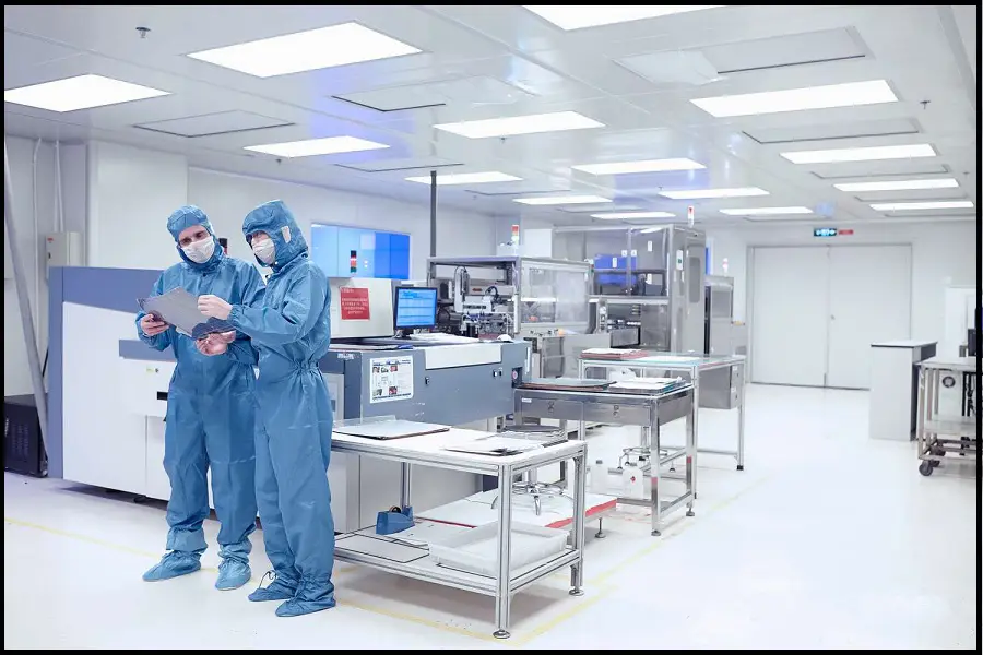 Recommended procedures and cleanroom clothing