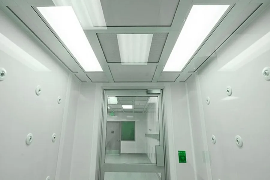 Use of specific cleaning tools for cleanroom cleaning