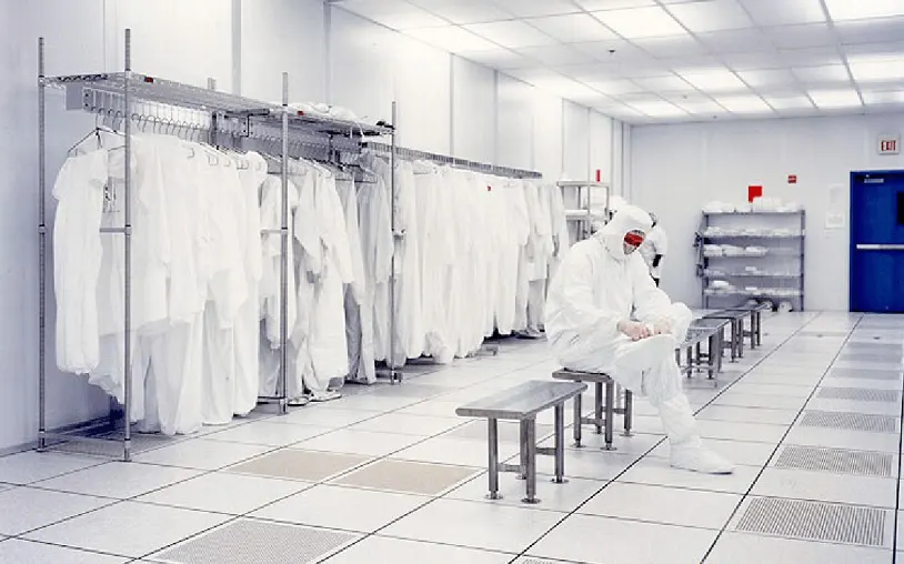 The use of protective clothing to reduce contamination in cleanrooms