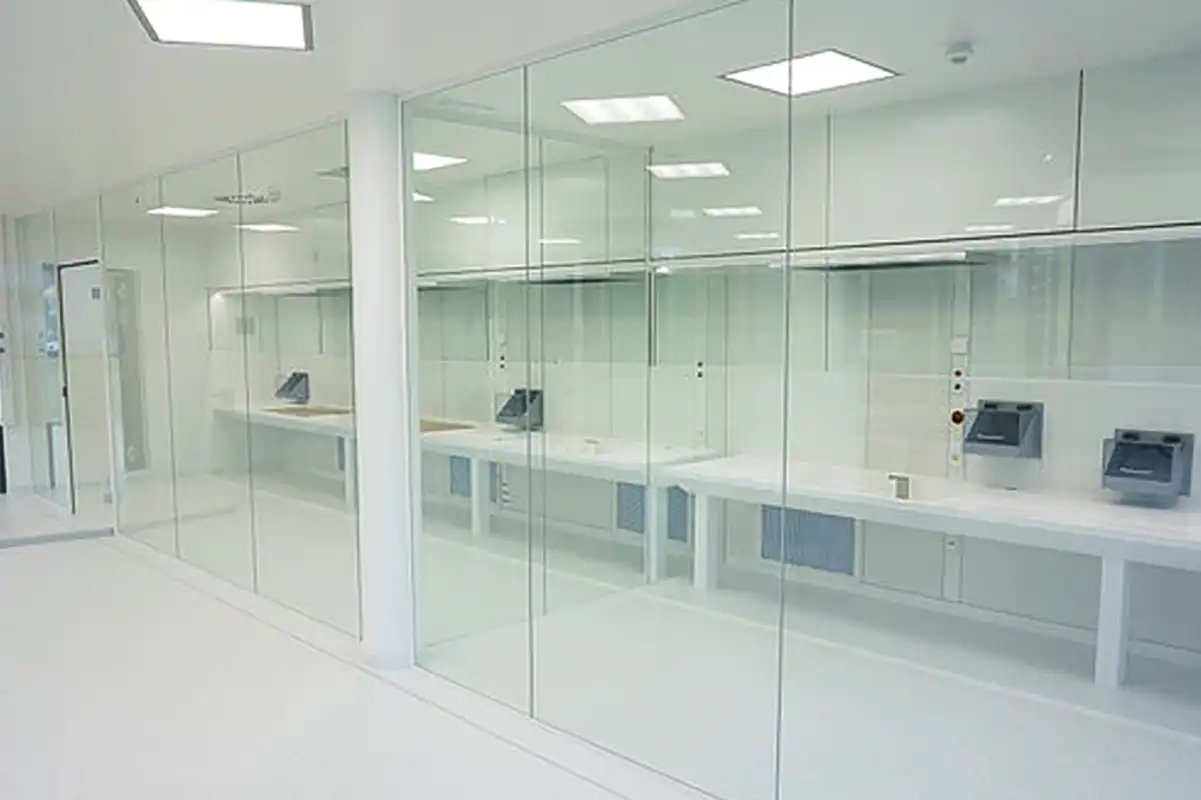 كلين-روم-شيشه-اي